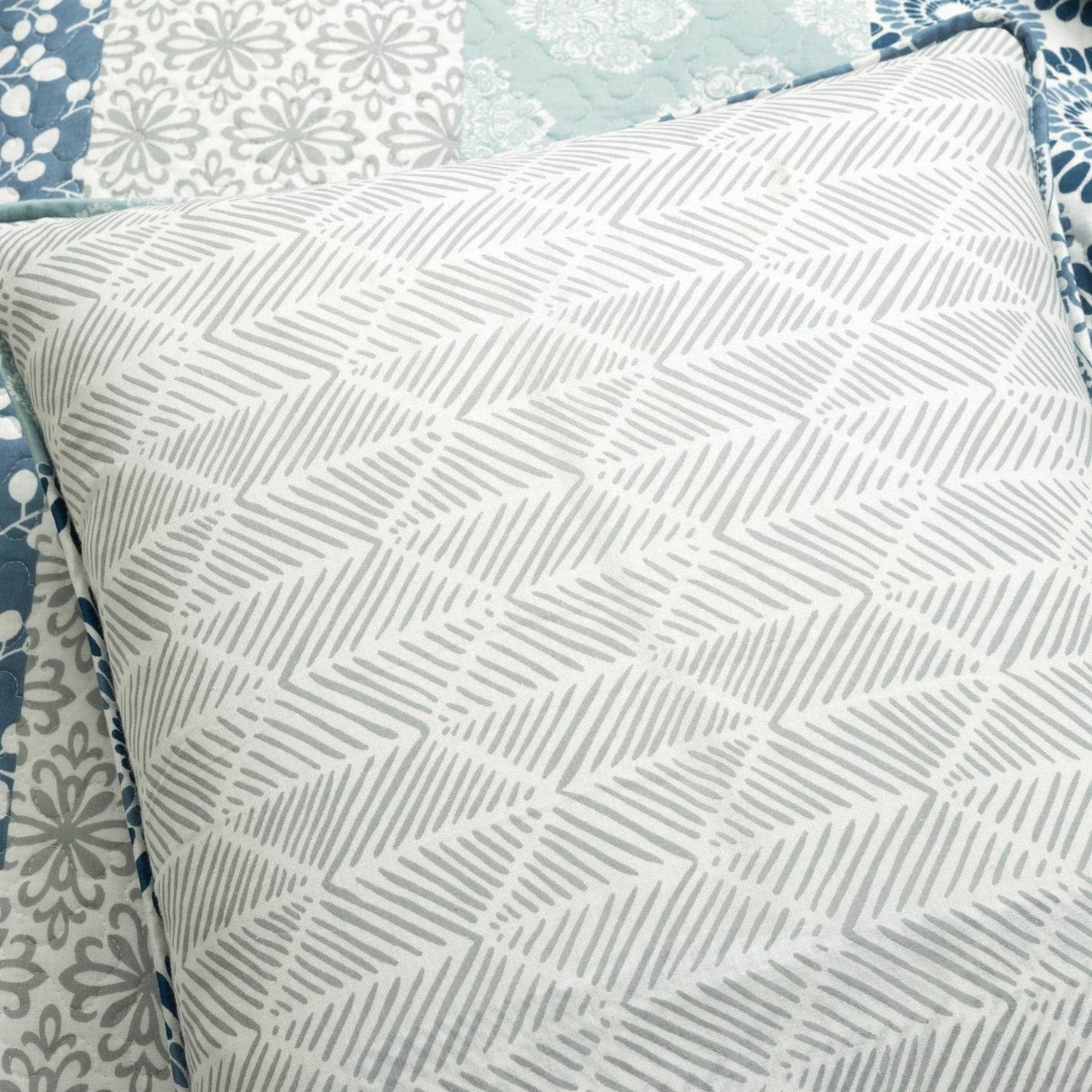 California King Lightweight 3 Piece Reversible Botanical Blue Damask Quilt Set